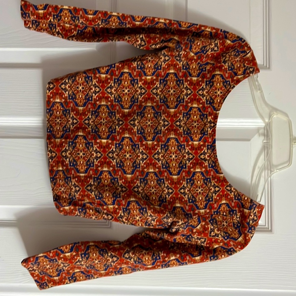 Selling forever 21 slightly cropped shirt - good condition